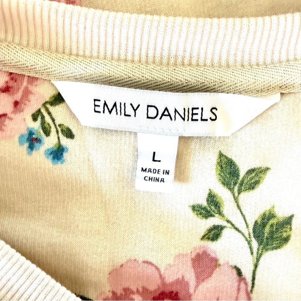 Emily Daniels Women’s Long Sleeve Floral Crew
Neck Sweatshirt Size Large - Picture 3 of 4